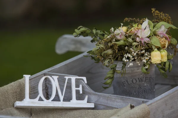 Çiçek dekorasyonu ile kelime aşk