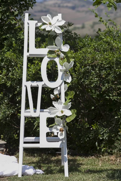 A palavra amor em uma escada decorada com flores Imagens Royalty-Free
