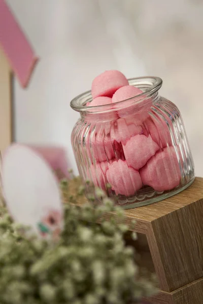Muitos belos marshmallows coloridos rosa em um jarro — Fotografia de Stock