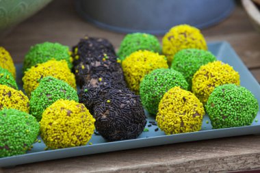 Renk tam toping ile çikolata topları