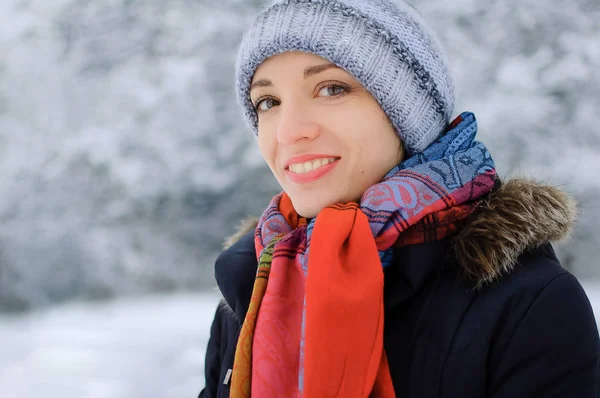 Портрет молодої усміхненої брюнетки в зимовому парку — стокове фото