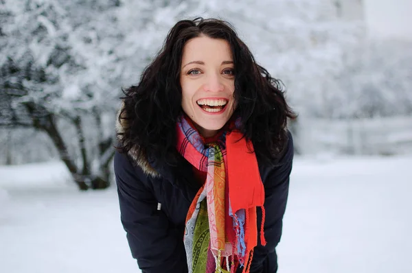 Portret van een jonge lachende brunette in winter Park — Stockfoto