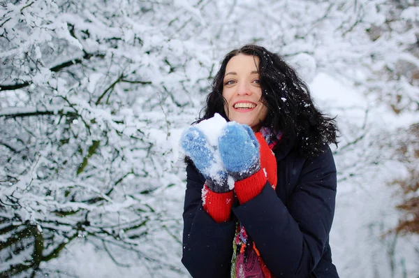 Портрет молодої усміхненої брюнетки в зимовому парку — стокове фото
