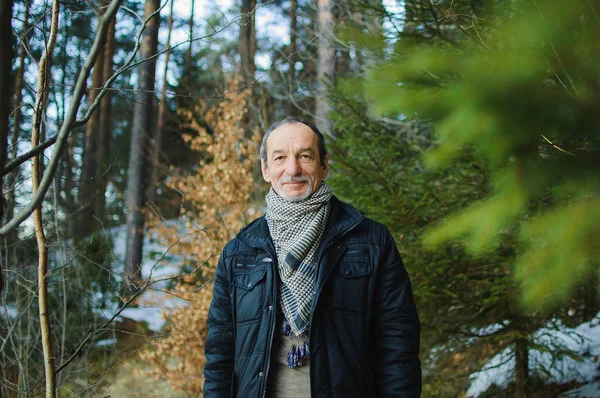 O retrato de primavera do homem idoso com uma barba cinza — Fotografia de Stock