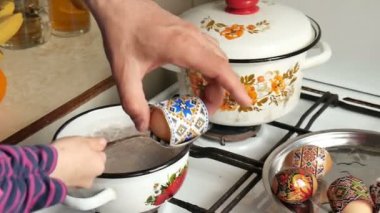 Paskalya gelenekleri. Mutfakta, kaynar su kullanarak yumurta boyamak için çocuk öğretmek. Paskalya yumurtaları bir thermoscorer ile boyama yöntemi. Yeni teknoloji, yumurta leke çocuk öğretim.