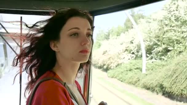 Fiatal női utas kinézett az ablakon, az út a vonat belsejében. Érzéki barna nő göndör haj, és a piros inget a kocsi portréja. — Stock videók