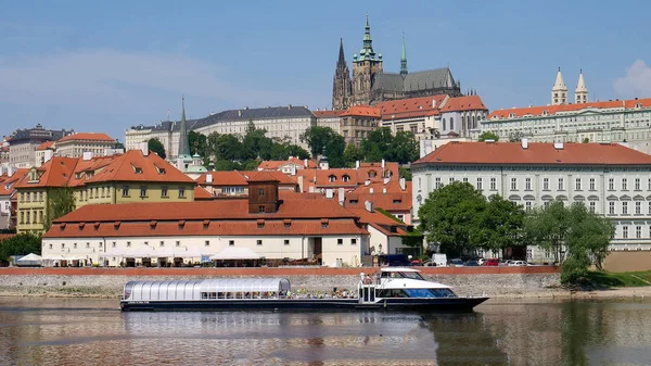 Praag, Tsjechische Republiek, 29 mei 2017. Weergave van Hradcany van de oevers van de rivier de Moldau. — Stockfoto