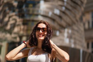 Çekici esmer, çerçevede arıyorum. Portre, Prag, 28 Mayıs 2017 Hlava Franze Kafka Anıtı yakınındaki.