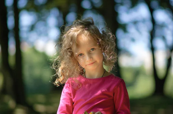 Linda niña, mirada alegre, pelo rizado, sonrisa agradable, retrato de verano soleado — Foto de Stock