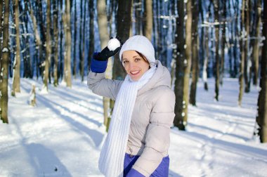 Çekici kadın modeli vardır eğlenceli Snow Fight ve kameraya bakıyor güneşli karlı oynarken Park.