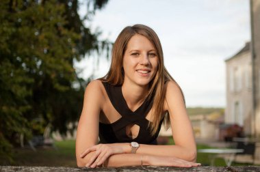 Yaz aylarında günbatımı sırasında açık havada poz uzun Parlatıcı saçlı güzel kız.