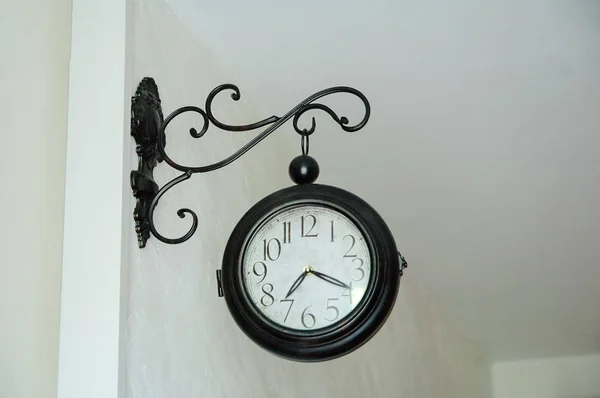 Reloj Vintage de metal redondo en la pared blanca. El espectáculo de flechas 7: 20 — Foto de Stock