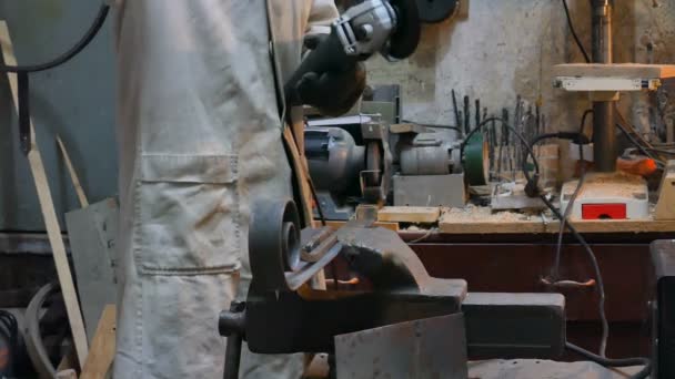 Lavoratore taglio metallo con smerigliatrice. scintille durante la macinazione del ferro — Video Stock