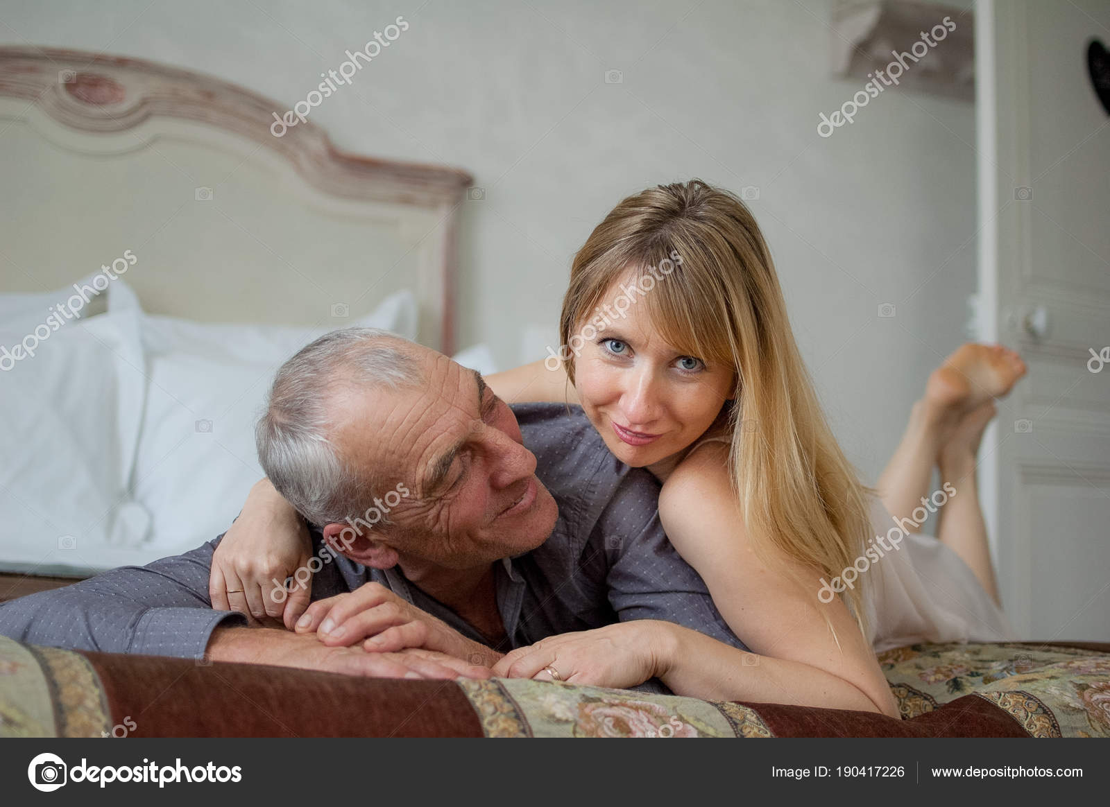 Пожилой мужчина нашел себе молодую сексапильную любовницу