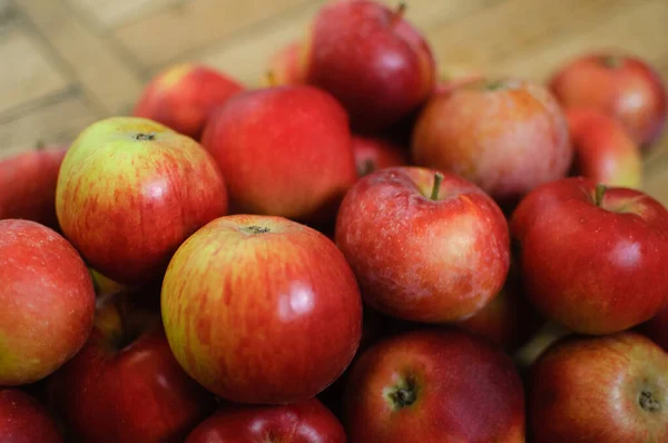 Süße reife rote saftige Äpfel auf Holzgrund, gesunde Ernährung und vegetarische Lebensstilkonzepte. — Stockfoto