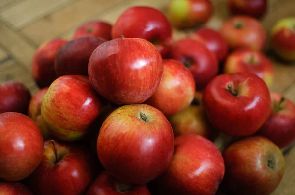 Süße reife rote saftige Äpfel auf Holzgrund, gesunde Ernährung und vegetarische Lebensstilkonzepte. — Stockfoto