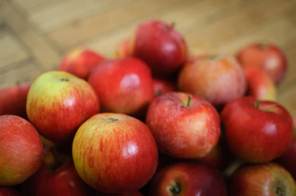 Süße reife rote saftige Äpfel auf Holzgrund, gesunde Ernährung und vegetarische Lebensstilkonzepte. — Stockfoto