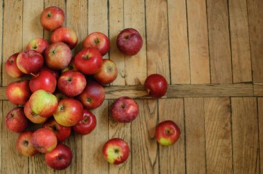 Tahta arka planda olgun kırmızı elmaların üst görüntüsü, sağlıklı beslenme konsepti, kopyalama alanı