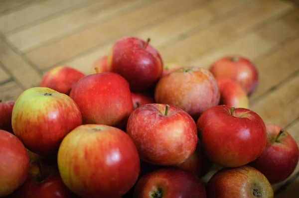 Süße reife rote saftige Äpfel auf Holzgrund, gesunde Ernährung und vegetarische Lebensstilkonzepte. — Stockfoto