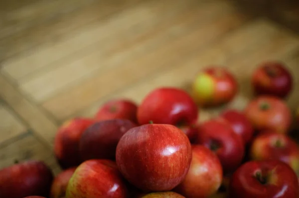 Nahaufnahme von reifen roten saftigen Äpfeln auf Holzgrund, gesundes Ernährungskonzept, Kopierraum — Stockfoto