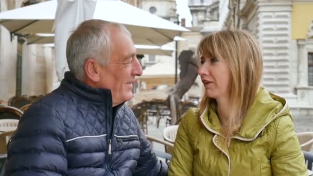 Beau vieil homme embrasse sa jeune femme blonde passer du temps ensemble à l'extérieur dans la ville antique au début du printemps ou de l'automne . — Video