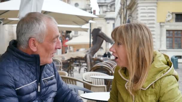 Beau vieil homme embrasse sa jeune femme blonde passer du temps ensemble à l'extérieur dans la ville antique au début du printemps ou de l'automne . — Video
