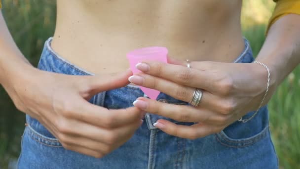 Hoe de menstruatiecup te gebruiken. Video instructie. Menstruatiecup gemaakt van medische siliconen. Close-up, geen afval — Stockvideo