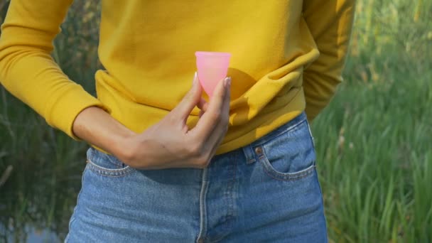 Hoe de menstruatiecup te gebruiken. Video instructie. Menstruatiecup gemaakt van medische siliconen. Close-up, geen afval — Stockvideo