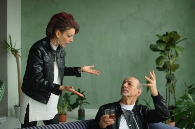 Modern ailede alkol bağımlılığı sorunu. Yetişkin kızıyla yaşlı ve sarhoş babası arasında bir bardak viski ya da brendi ile anlaşmazlık var. Üretim sorunları