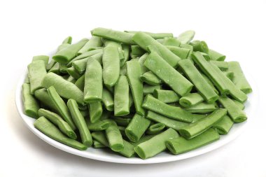 Beyaz arkaplanda yeşil fasulye