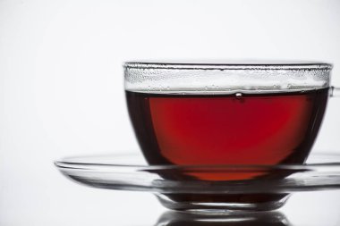 Beyaz arkaplanda çay fincanı