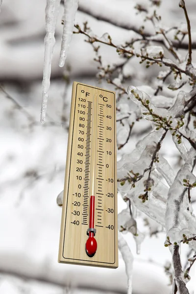 Thermometer op winter achtergrond — Stockfoto