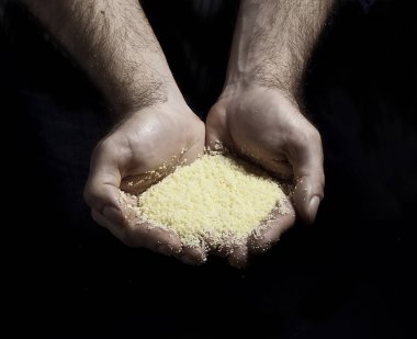 siyah arka plan üzerine elinde besleme