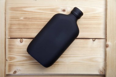 siyah parfüm şişesi