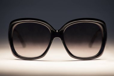 koyu arka plan üzerinde güneş gözlüğü