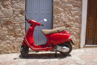 taş duvar önü kırmızı scooter