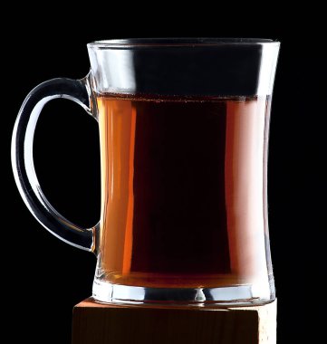 Siyah arka planda bir bardak çay.