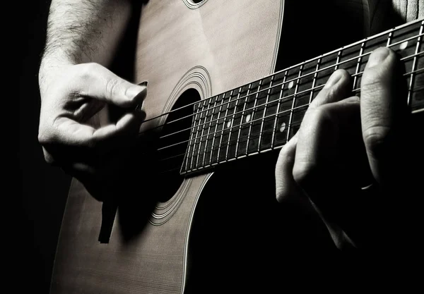 Akustisk gitarr och händer — Stockfoto