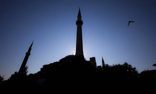 Silhouette von Moschee und blauem Himmel — Stockfoto
