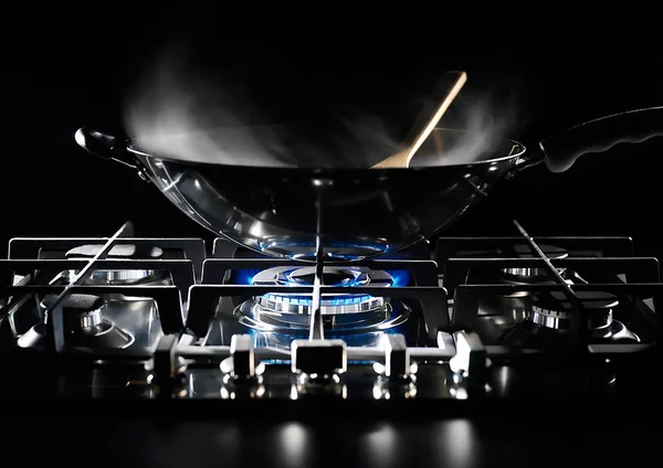 Розбудити сковороду на полум'ї — стокове фото
