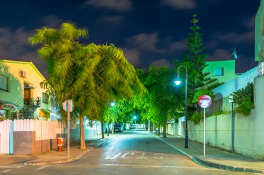 Gece boş sokak ışık ve arabalar Roda de Bera, Roc de Sant Gaieta, Tarragona, İspanya