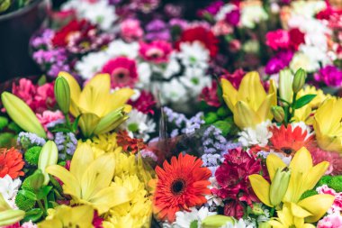 Küçük işletme, giriş, hediyelık eşya dükkanı güzel buketler sokakta duran tarafından dekore edilmiş. Romantik retro tarzı