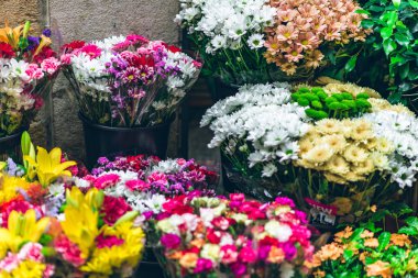 Küçük işletme, giriş, hediyelık eşya dükkanı güzel buketler sokakta duran tarafından dekore edilmiş. Romantik retro tarzı