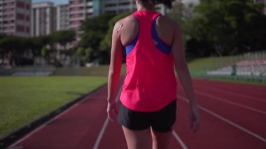 Asya Çin ağır çekimde yürürken Runner