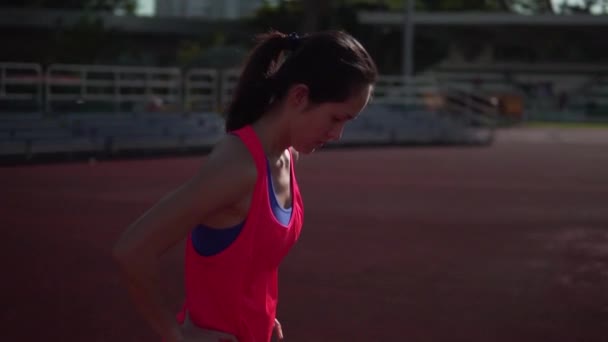 Asiático chino mujer atleta calentamiento en cámara lenta — Vídeo de stock