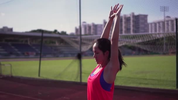 Asiático chino mujer atleta calentamiento en cámara lenta — Vídeos de Stock