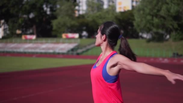 Ασιατική Κινέζικη αθλήτρια ζέσταμα σε αργή κίνηση — Αρχείο Βίντεο