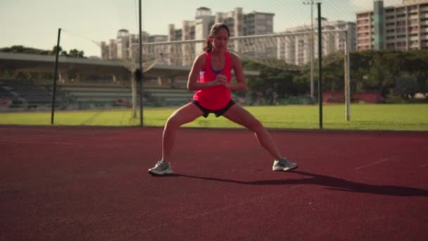 Asiático chino mujer atleta calentamiento en cámara lenta — Vídeos de Stock