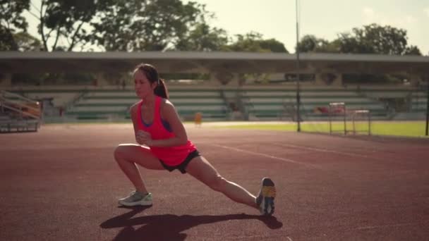 Asiatiska kinesiska kvinnliga idrottare värmer upp i slow motion — Stockvideo