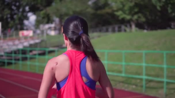 Вид ззаду азіатської бігунки в повільному русі — стокове відео